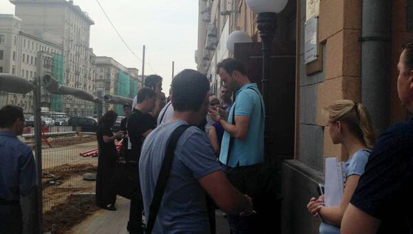Клиенты Межтопэнергобанка возле головного офиса на Садовой-Черногрязской улице. 30 июня 2017