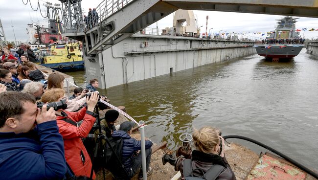 Церемония спуска на воду корвета Гремящий. Архивное фото