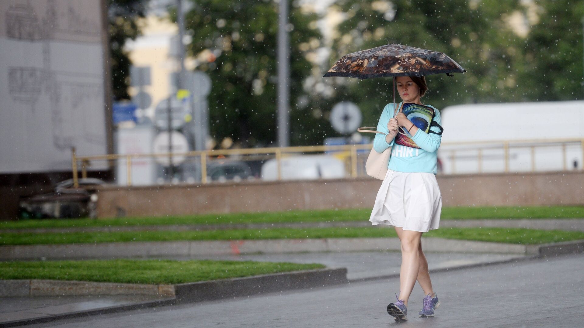 Девушка под зонтом во время дождя - РИА Новости, 1920, 27.07.2023