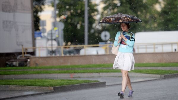Девушка под зонтом во время дождя