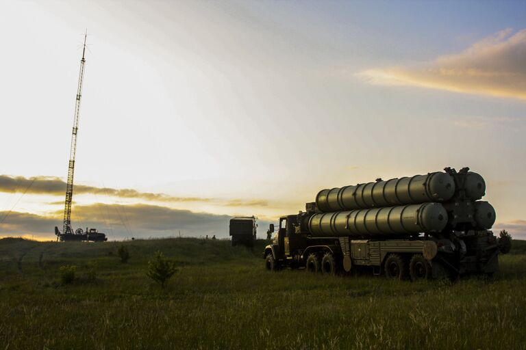 Зенитные ракетные комплексы С-300 Фаворит во время двусторонних учений войск ПВО и авиации Западного военного округа