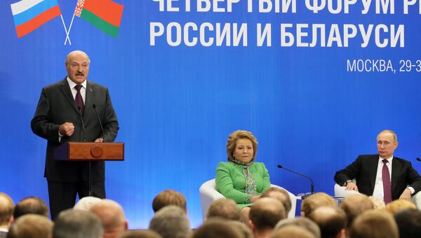 Президент РФ Владимир Путин и президент Белоруссии Александр Лукашенко на форуме регионов России и Беларуси
