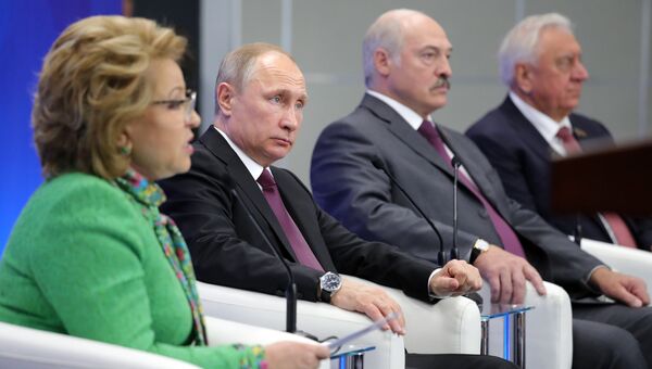 Президент РФ Владимир Путин и президент Белоруссии Александр Лукашенко на форуме регионов России и Беларуси