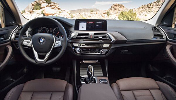 Интерьер автомобиля BMW X3. Архивное фото