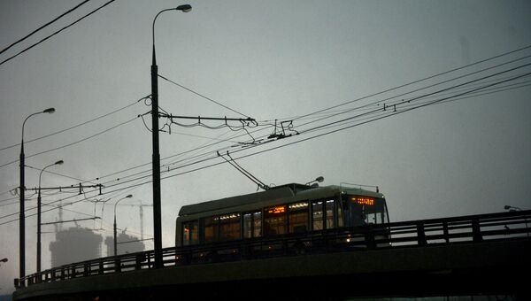 Троллейбус едет по эстакаде во время дождя в Москве. Архивное фото