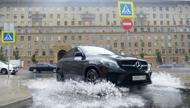 Дождь в Москве. Архивное фото