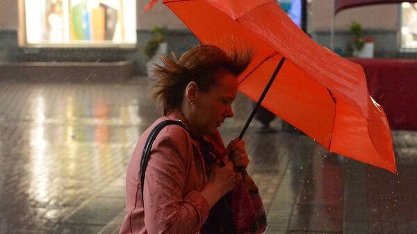 Женщина с зонтом во время дождя в Москве