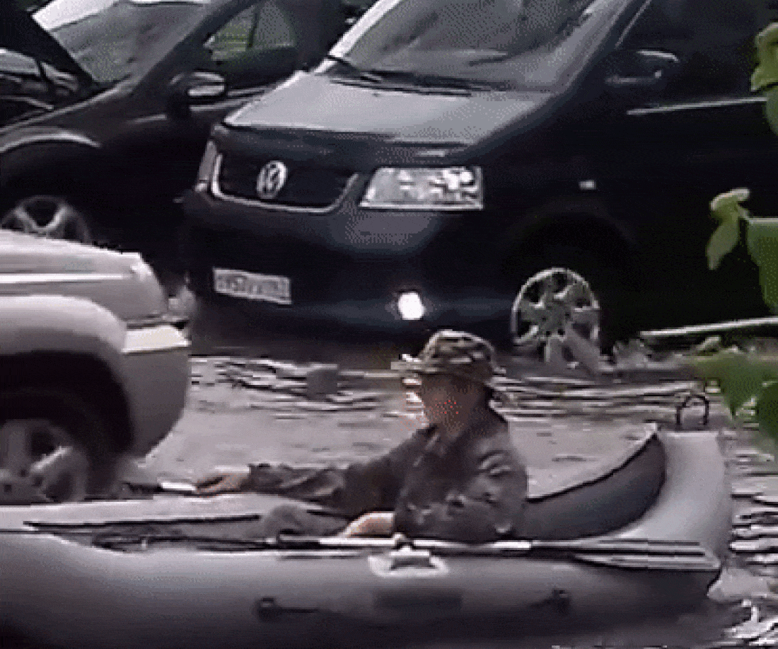 Житель Подмосковья устроил рыбалку на затопленных улицах
