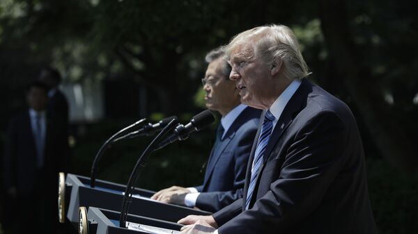 Дональд Трамп во время встречи с президентом Южной Кореи Мун Чжэ Ином
