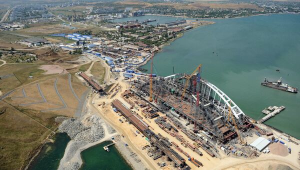 Строительство железнодорожной части Керченского моста в Крыму. Архивное фото