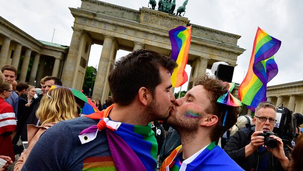 Двое мужчин во время митинга геев и лесбиянок перед Бранденбургскими воротами в Берлине. 30 июня 2017