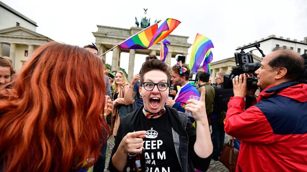 Участники митинга геев и лесбиянок перед Бранденбургскими воротами в Берлине. 30 июня 2017