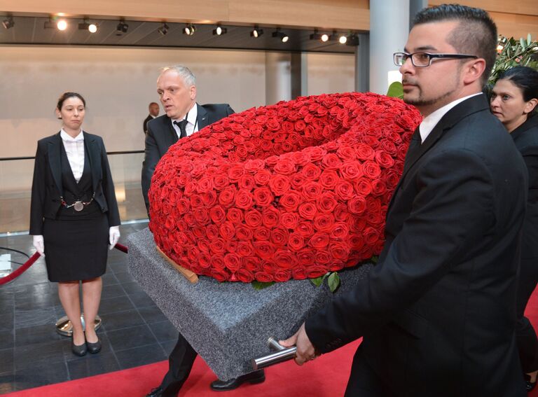 Перед началом церемонии прощания с экс-канцлером Германии Гельмутом Колем в здании Европейского парламента. 1 июля 2017