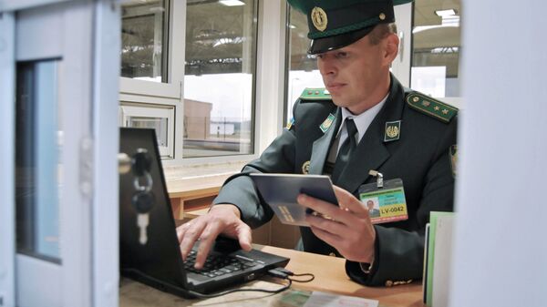 Сотрудник пограничной службы Украины на пункте пропуска