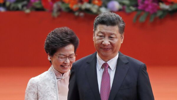 Президент Китая Си Цзиньпин и новая глава Гонконга Кэрри Лам в Гонконге. 1 июля 2017