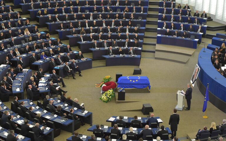 Председатель правительства РФ Дмитрий Медведев во время траурной церемонии прощания с бывшим федеральным канцлером Федеративной Республики Германия Гельмутом Колем. 1 июля 2017