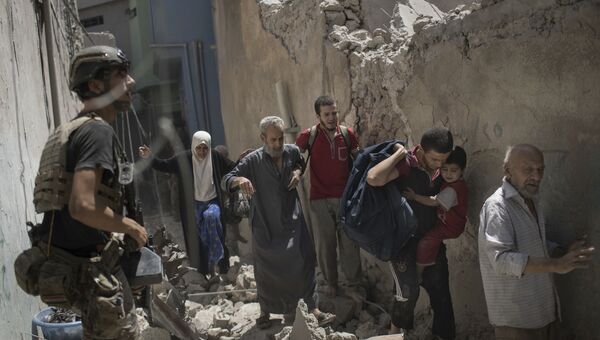 Граждане Ирака бегут по разрушенному переулку в Мосуле. Архивное фото