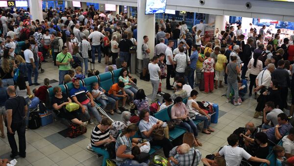 Пассажиры в аэропорту Домодедово. 30 июня 2017