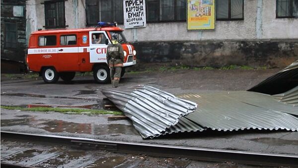 Пожарно-спасательные подразделения ликвидируют последствия прохождения грозового фронта в Барнауле. Архивное фото