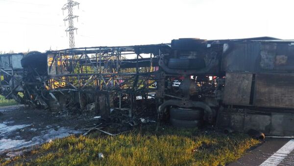 Сгоревший автобус на месте ДТП около города Заинск в Татарстане. 2 июля 2017