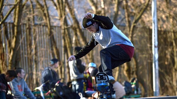 Подросток катается на скейтборде в парке Сокольники в Москве. Архивное фото