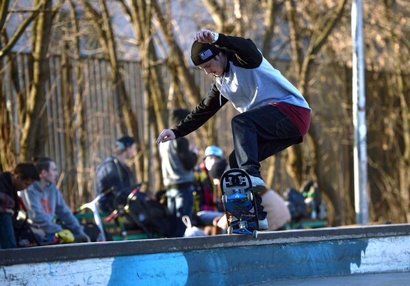 Подросток катается на скейтборде в парке Сокольники в Москве. Архивное фото