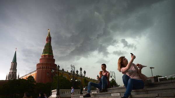 Горожане перед дождем в Москве. Архивное фото