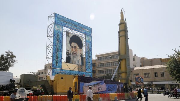 Иранская баллистическая ракета Ghadr-F рядом с портретом аятоллы Али Хаменеи в Тегеране