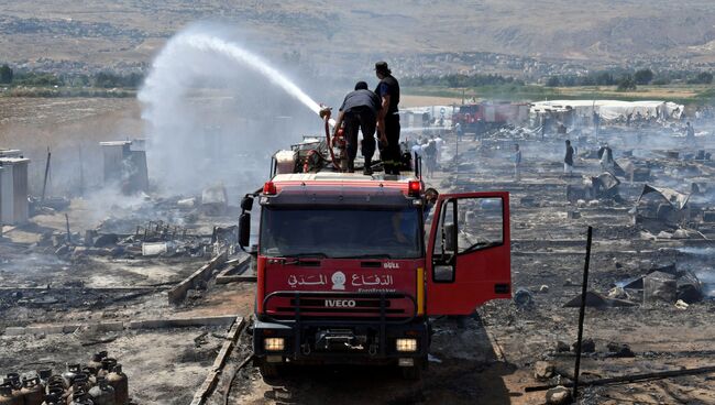 На месте пожара в лагере сирийских беженцев в Ливане. 2 июля 2017