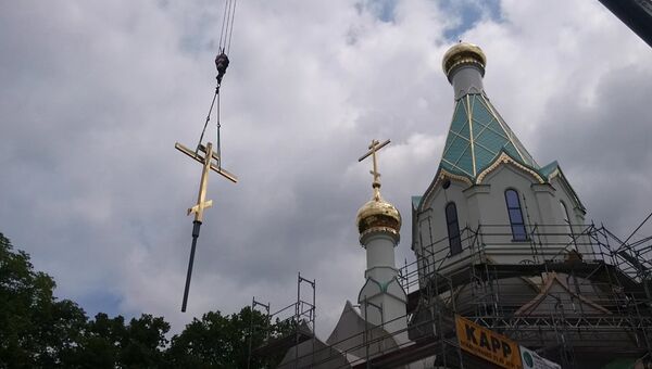 Установка золоченого креста на купол русского православного храма в Страсбурге