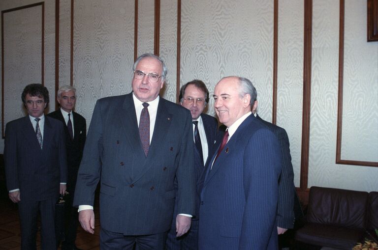 Гельмут Коль и Михаил Горбачев во время встречи в Кремле. 10 февраля 1990