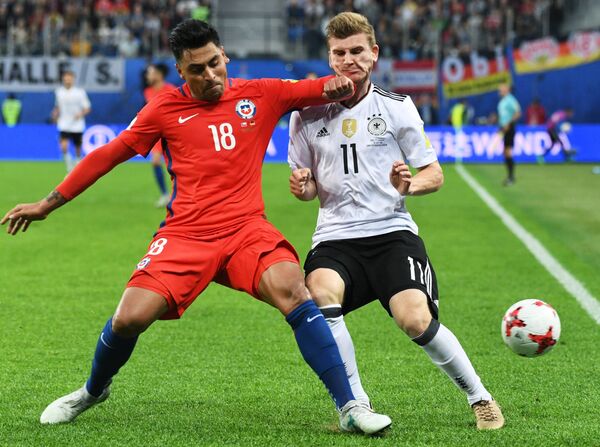 Игровой момент финального матча Кубка конфедераций-2017 по футболу между сборными Чили и Германии