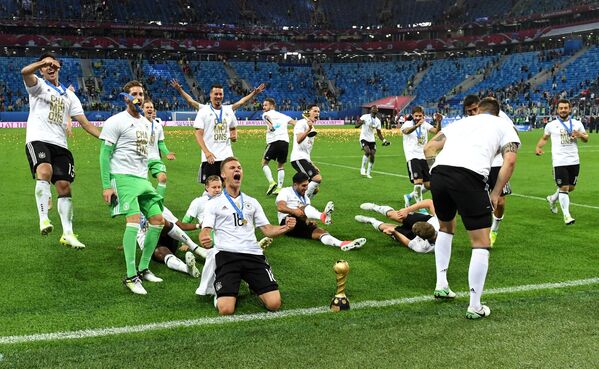 Игроки сборной Германии - победители Кубка конфедераций-2017 на церемонии награждения после окончания финального матча Кубка конфедераций-2017 по футболу между сборными Чили и Германии