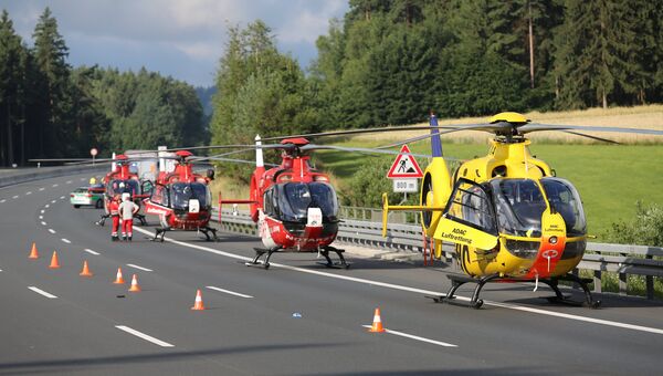 Вертолеты экстренных служб на месте ДТП с туристичесим автобусом на юге Германии. 3 июля 2017