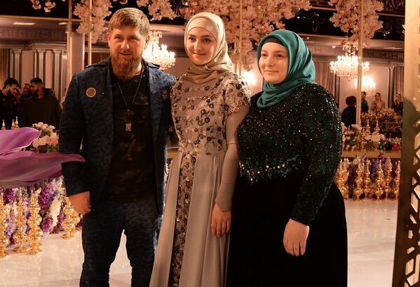 Рамзан, Айшат и Медни Кадыровы на показе коллекции главного дизайнера Дома моды Firdaws Айшат Кадыровой в Грозном