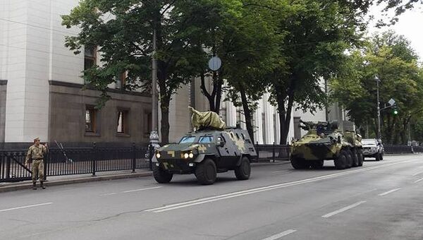 Военная техника у здания Верховной рады Украины в Киеве