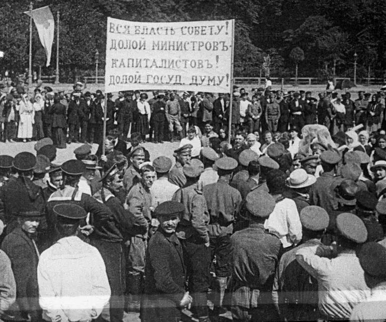 Демонстрация в поддержку большевиков в Петрограде. 18 июня 1917 Демонстрация в поддержку большевиков в Петрограде. 18 июня 1917