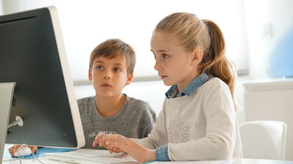 Дети сидят за компьютером. Архивное фото