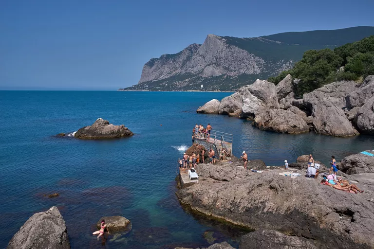 Отдыхающие в бухте Ласпи в Крыму Отдыхающие в бухте Ласпи в Крыму