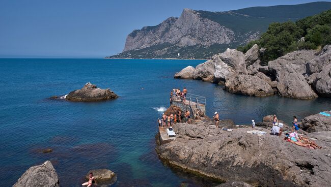 Отдыхающие в бухте Ласпи в Крыму. Архивное фото