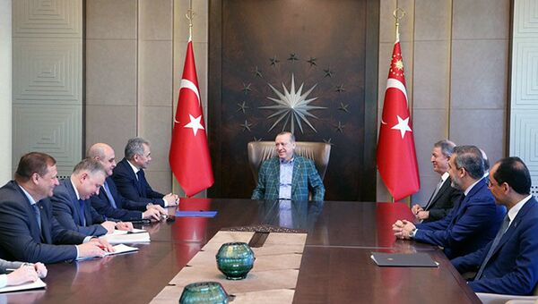 Президент Турции Реджеп Тайип Эрдоган и министр обороны России Сергей Шойгу во время встречи в Стамбуле