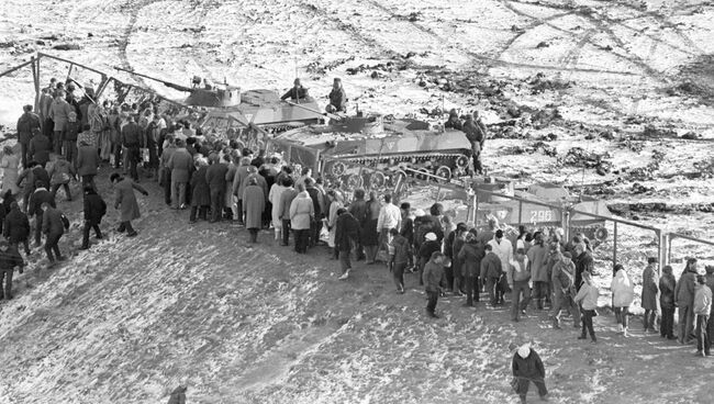 Танки у телецентра в Вильнюсе. 14 января 1991