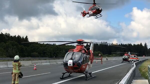 Вертолеты экстренных служб на месте ДТП с туристичесим автобусом на юге Германии. 3 июля 2017