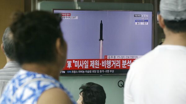 Трансляция полета баллистической ракеты, выпущенной КНДР. Архивное фото