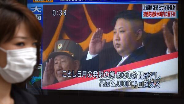 Трансляция новостей про приказ лидера КНДР Ким Чен Ына запустить баллистическую ракету. Архивное фото