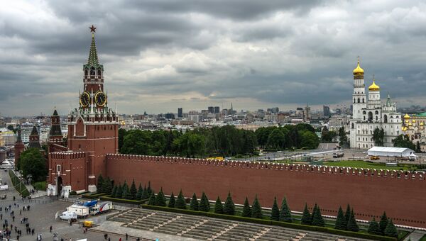 Вид на Спасскую башню и Колокольню Ивана Великого в Москве. Архивное фото