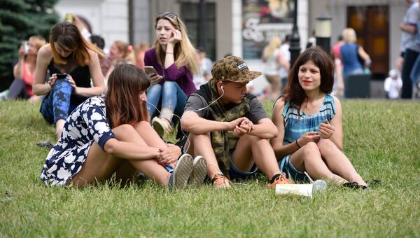 Молодые люди в центре Киева. Архивное фото