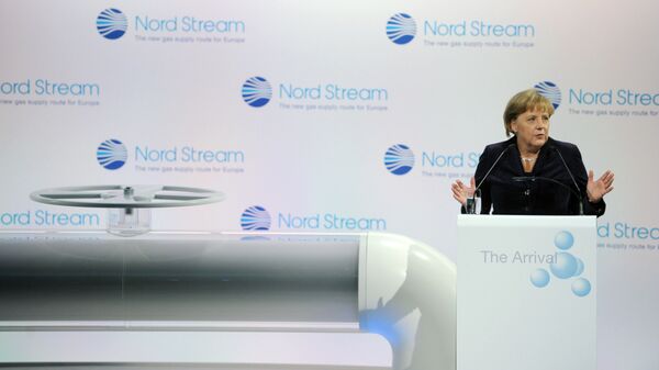 Ангела Меркель у символического вентиля на церемонии, посвященной началу поставок российского газа по трубопроводу Северный поток. Архивное фото