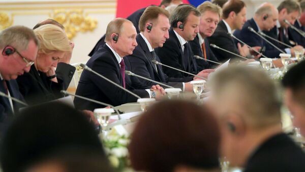 Президент РФ Владимир Путин во время российско-китайских переговоров расширенном составе. 4 июля 2017