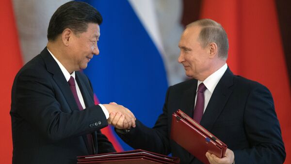 Владимир Путин и председатель Китайской Народной Республики Си Цзиньпин  во время церемонии подписания документов по итогам встречи. 4 июля 2017